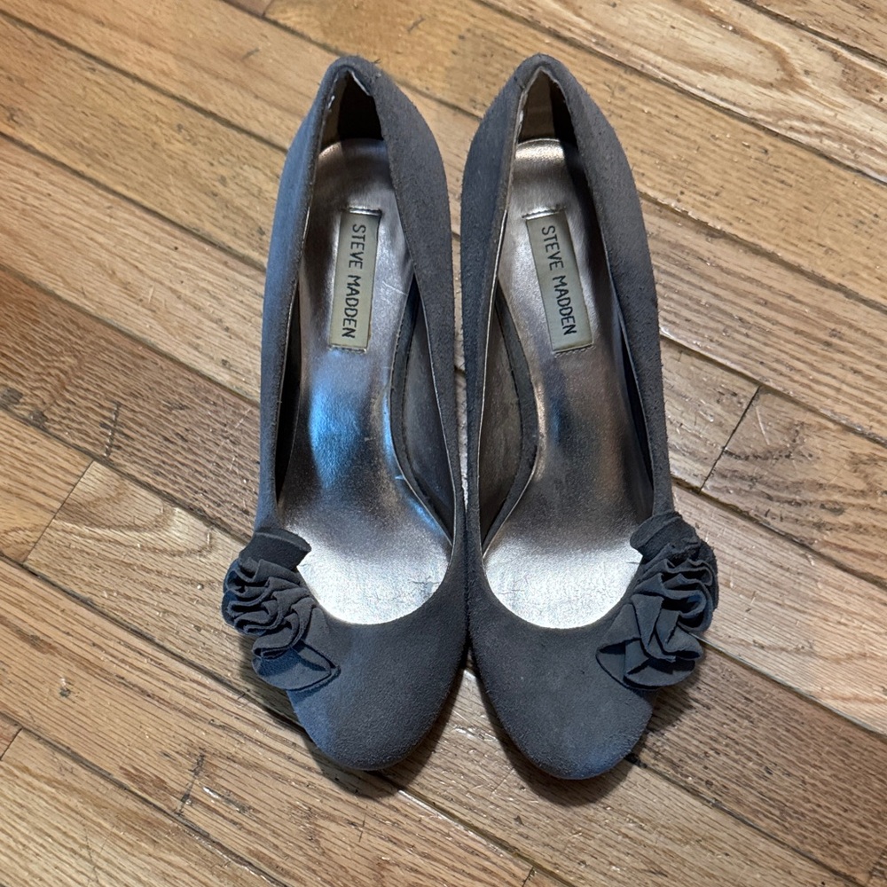 Steve Madden Real Suede Gray Heels with Elegant Chic Floral Trim Accent - Sz 9